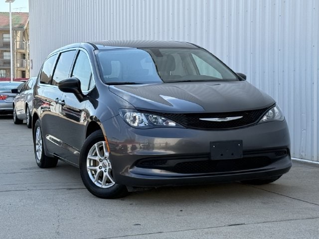  2022 Chrysler Voyager LX FWD   