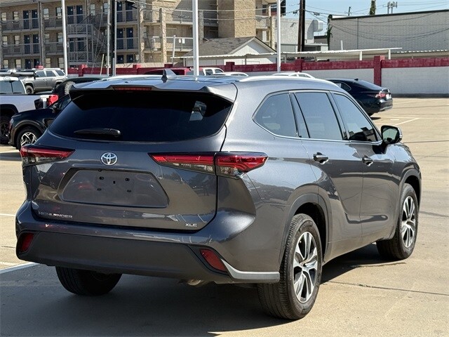 2022 Toyota Highlander XLE photo 2