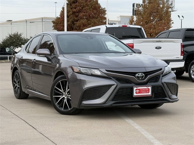 2022 Toyota Camry SE's photo