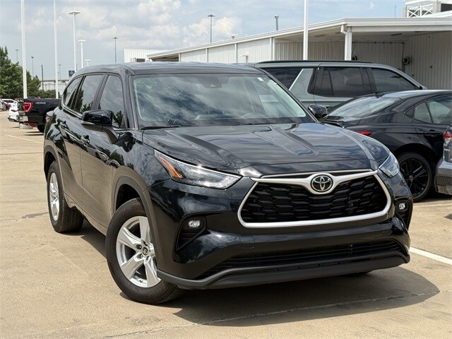 2024 Toyota Highlander LE photo 2