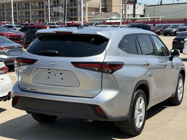 2024 Toyota Highlander LE photo 4