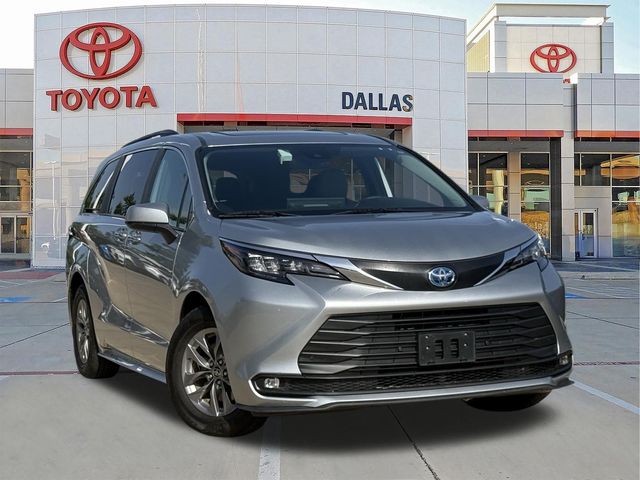 2025 Toyota Sienna XLE 8-Passenger Hybrid FWD's photo