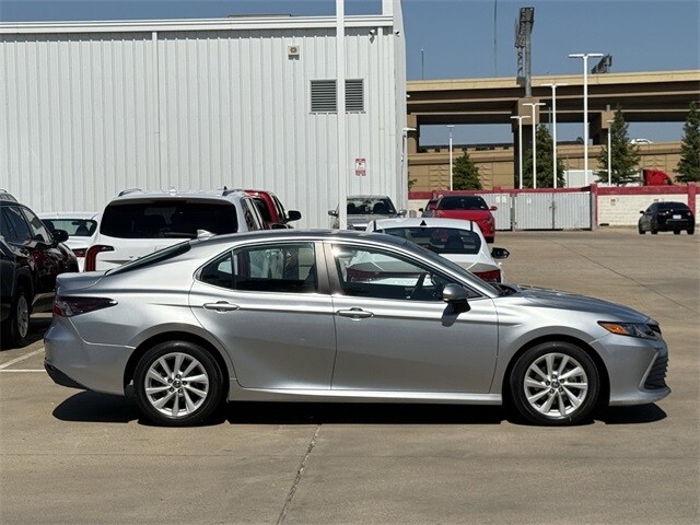 2023 Toyota Camry LE photo 3