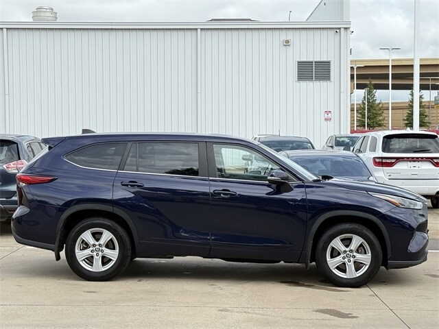 2023 Toyota Highlander LE photo 3