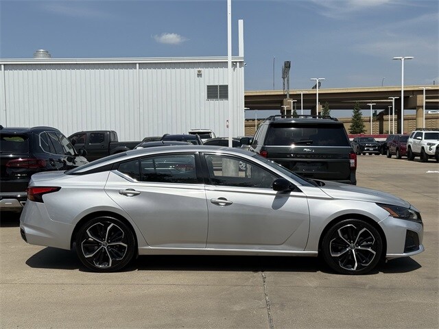 2023 Nissan Altima 2.5 SR photo 3