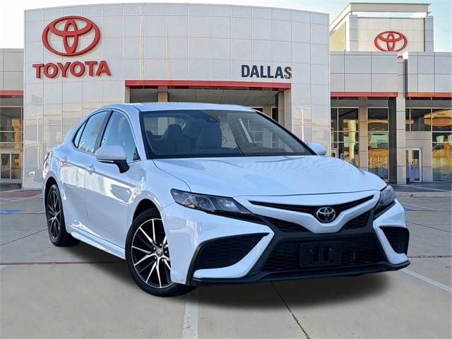 2024 Toyota Camry SE's photo