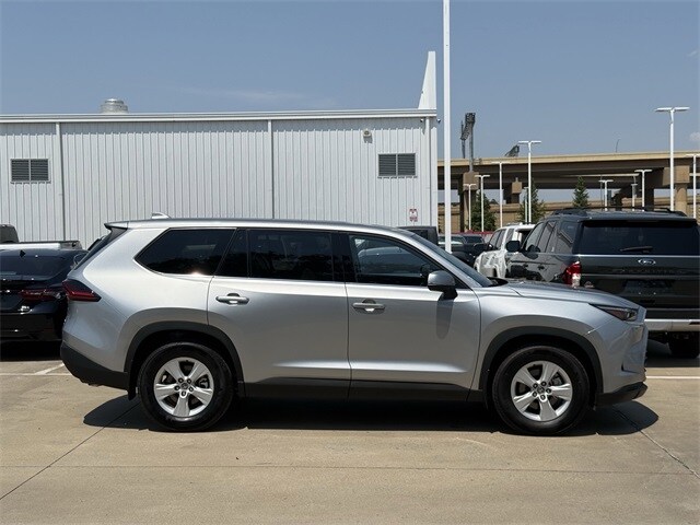 2025 Toyota Grand Highlander LE photo 2