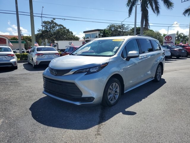 2024 Toyota Sienna LE photo 2