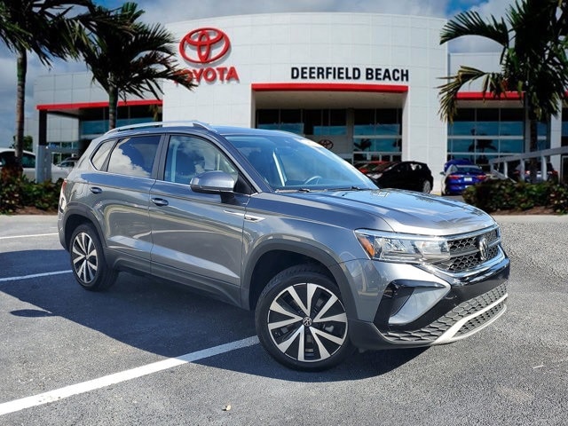 2024 Volkswagen Taos SE's photo