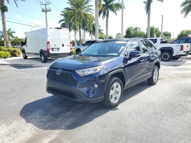 2021 Toyota RAV4 XLE photo 2