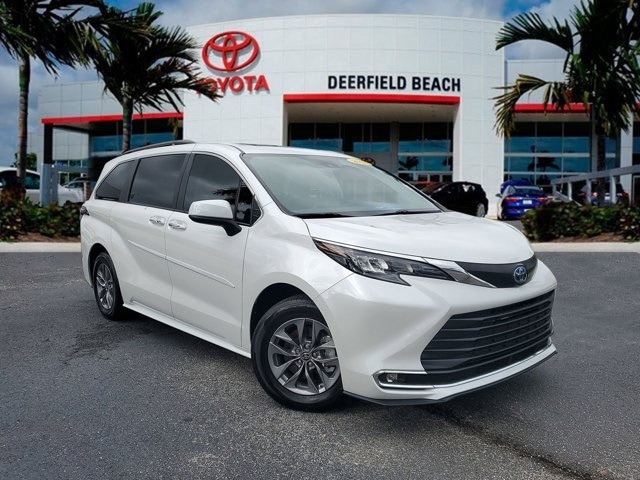 2024 Toyota Sienna XLE's photo