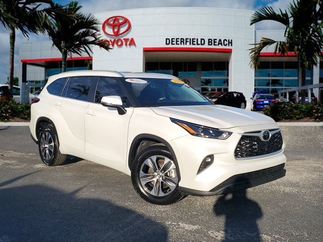 2024 Toyota Highlander LE's photo