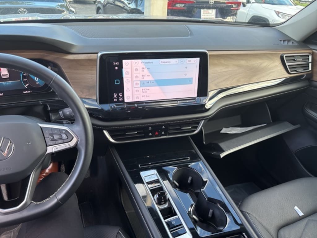 Used 2024 Volkswagen Atlas 2.0T SE w/Technology SUV