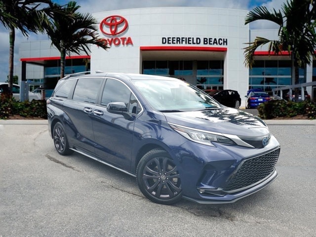 2022 Toyota Sienna XSE's photo