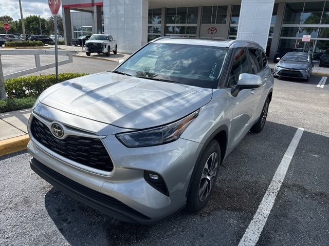 2024 Toyota Highlander LE's photo