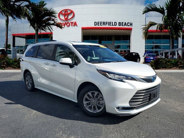 2023 Toyota Sienna XLE's photo