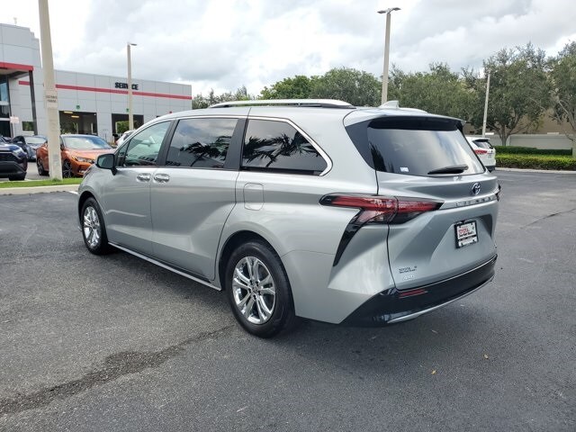 2024 Toyota Sienna Platinum photo 3