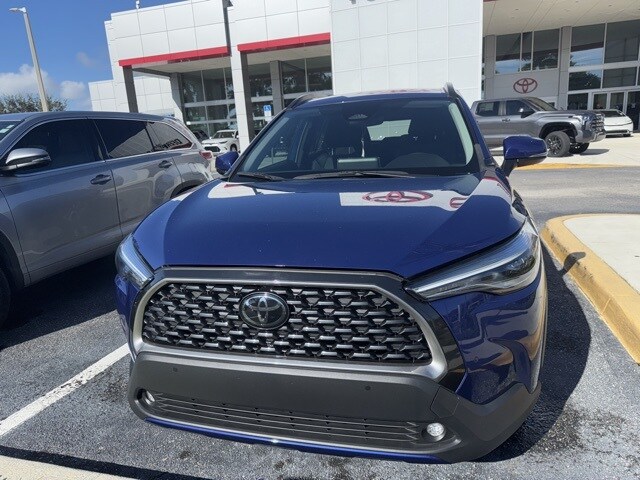2023 Toyota Corolla Cross XLE photo 3