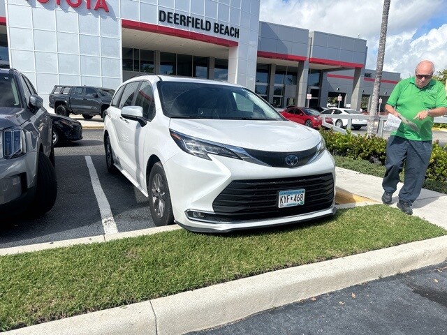 2023 Toyota Sienna XLE photo 2