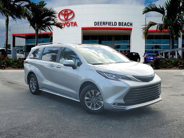 2023 Toyota Sienna XLE's photo