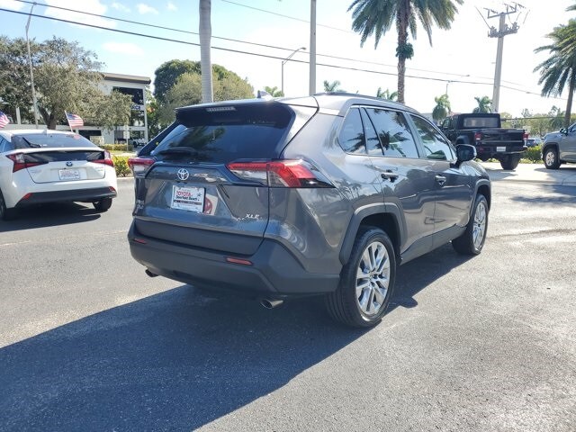 2023 Toyota RAV4 XLE Premium photo 3