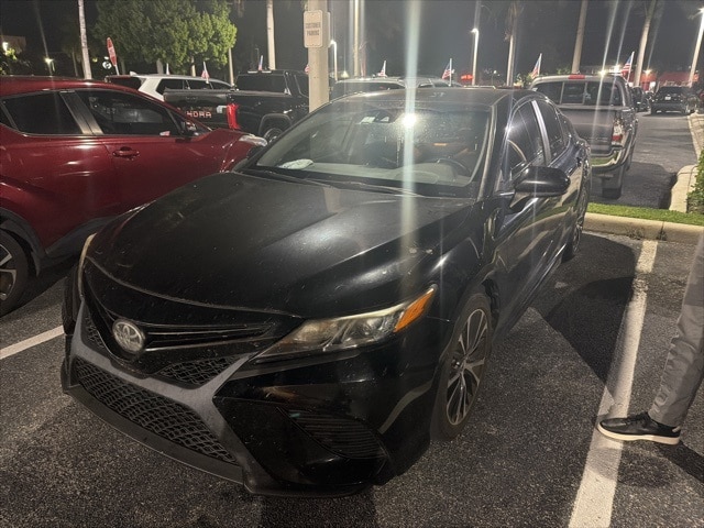 2019 Toyota Camry SE's photo