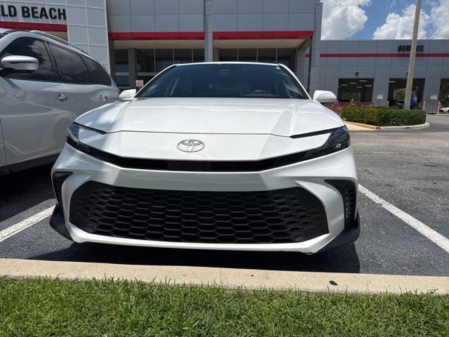 2025 Toyota Camry SE Hybrid's photo