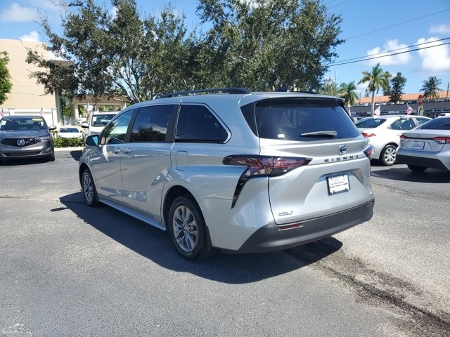 2024 Toyota Sienna LE photo 3