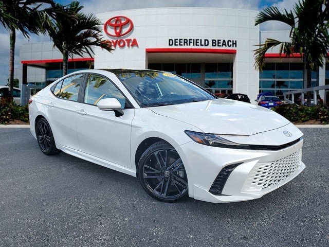 2025 Toyota Camry SE's photo