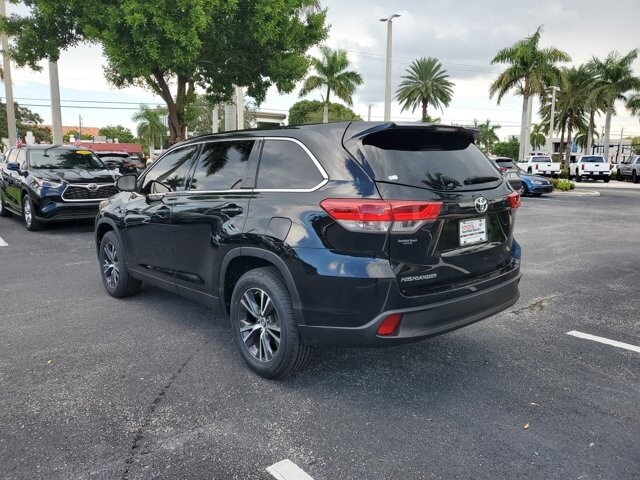 2019 Toyota Highlander LE photo 2