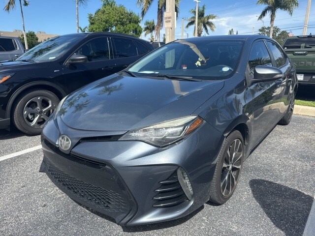 2017 Toyota Corolla SE photo 2