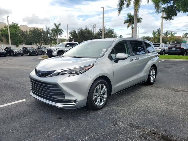 2024 Toyota Sienna Platinum photo 2