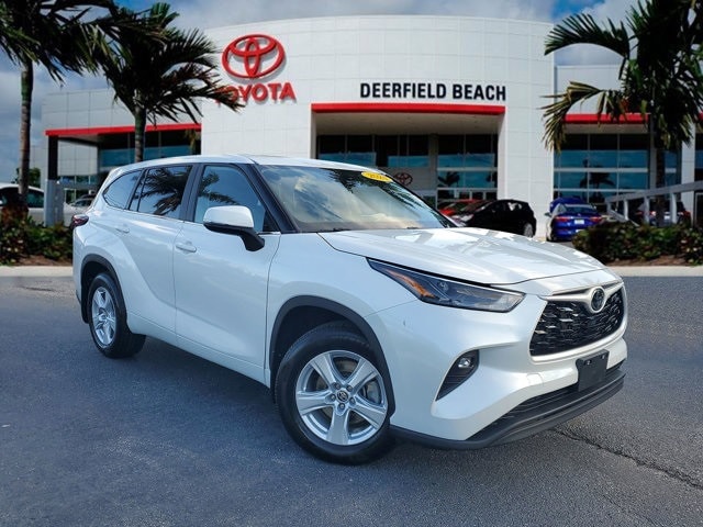 2024 Toyota Highlander LE's photo
