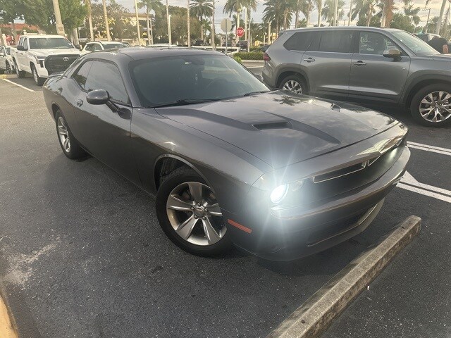 2019 Dodge Challenger SXT photo 2