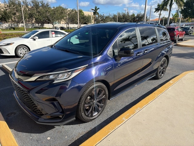 2022 Toyota Sienna XSE's photo