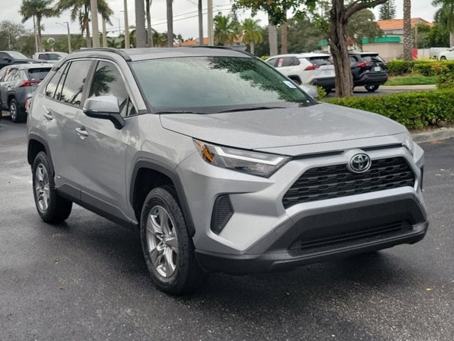 2025 Toyota RAV4 XLE's photo