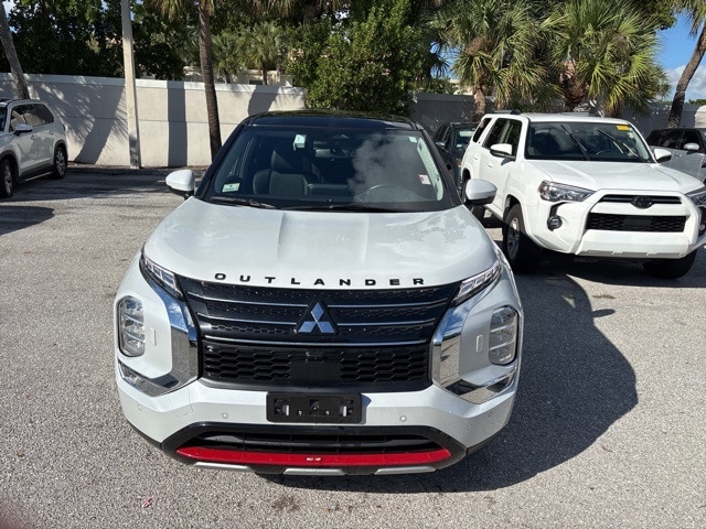 2024 Mitsubishi Outlander Plug-in Hybrid SE's photo