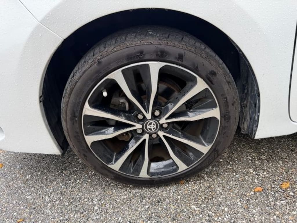 Used 2018 Toyota Corolla SE Sedan