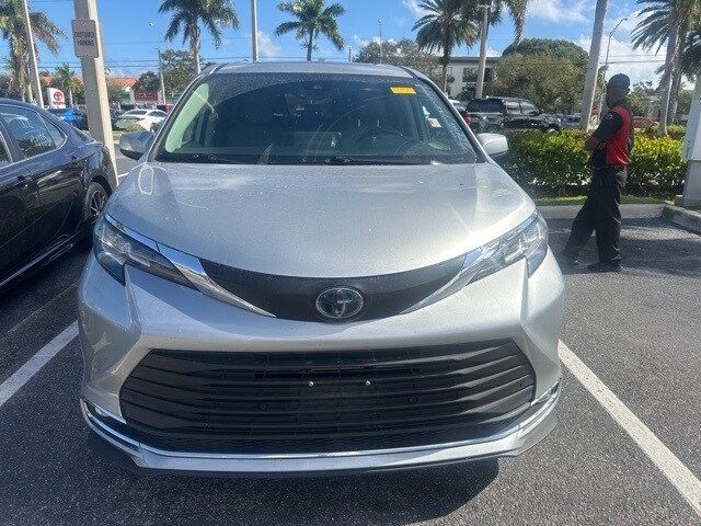 2023 Toyota Sienna XLE photo 2