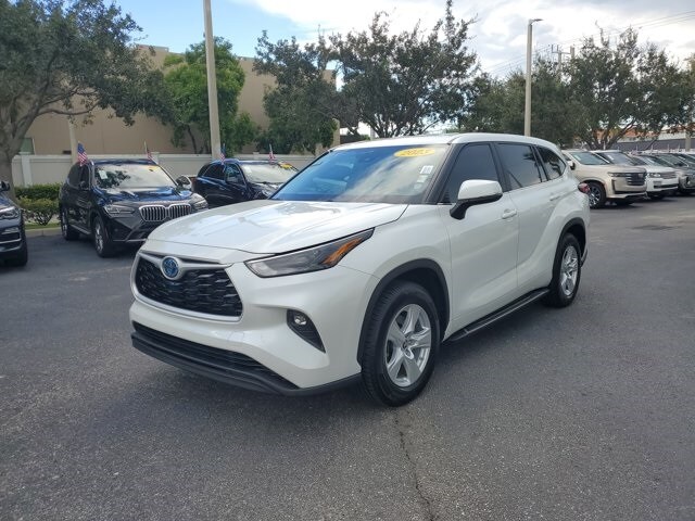 2023 Toyota Highlander Hybrid LE photo 2