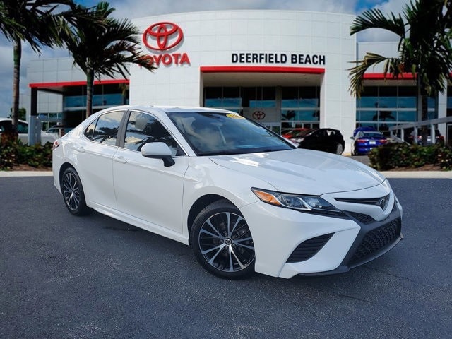 2020 Toyota Camry SE's photo