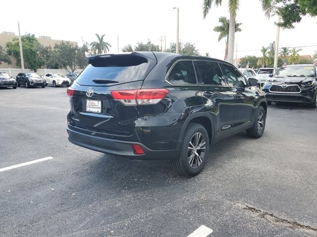 2019 Toyota Highlander LE photo 3