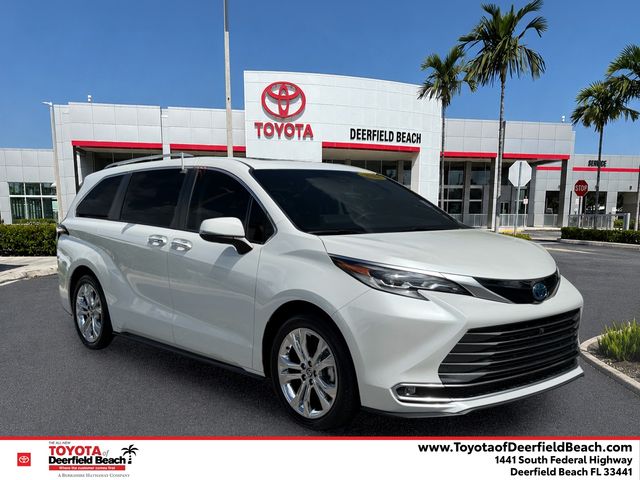 2022 Toyota Sienna Platinum 7-Passenger Hybrid FWD's photo