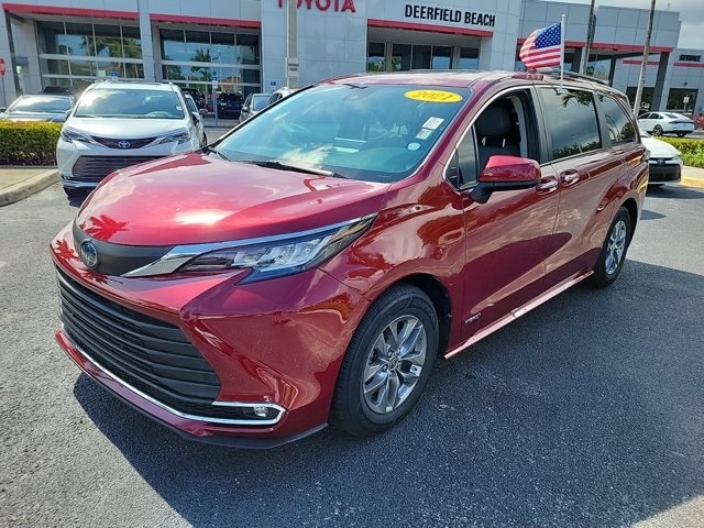 Used 2021 Toyota Sienna XLE with VIN 5TDYRKEC1MS027282 for sale in Deerfield Beach, FL