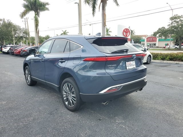 2023 Toyota Venza Limited photo 3
