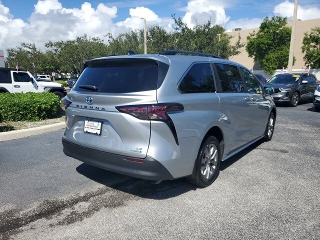 2024 Toyota Sienna LE photo 4