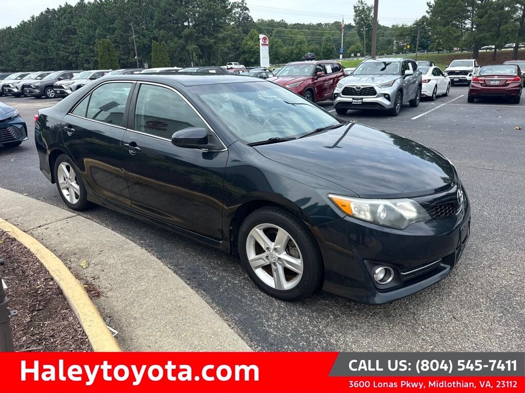 Used 2014 Toyota Camry SE Sedan