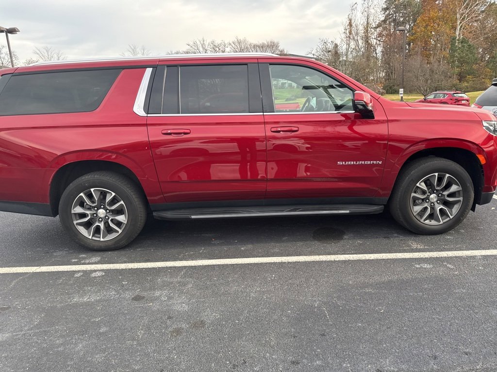 2021 Chevrolet Suburban LT photo 2