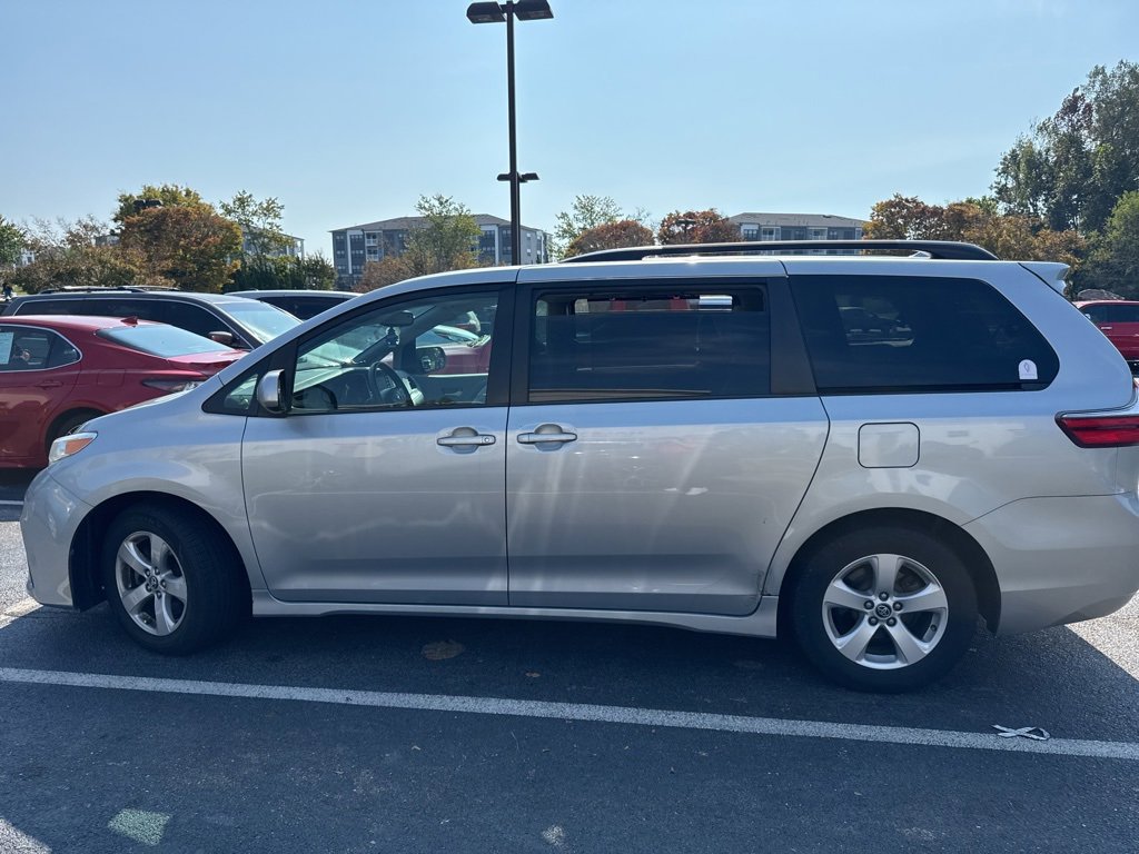 2020 Toyota Sienna LE photo 4