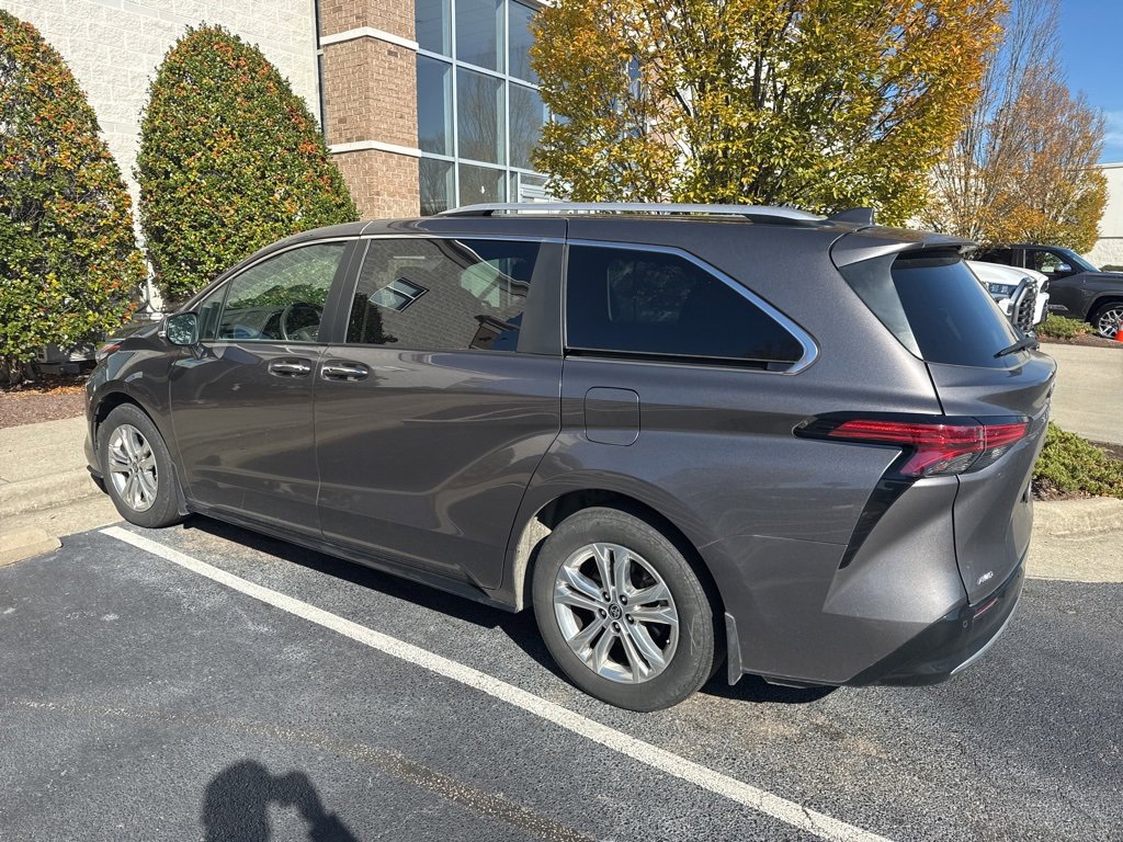 2023 Toyota Sienna Platinum photo 3